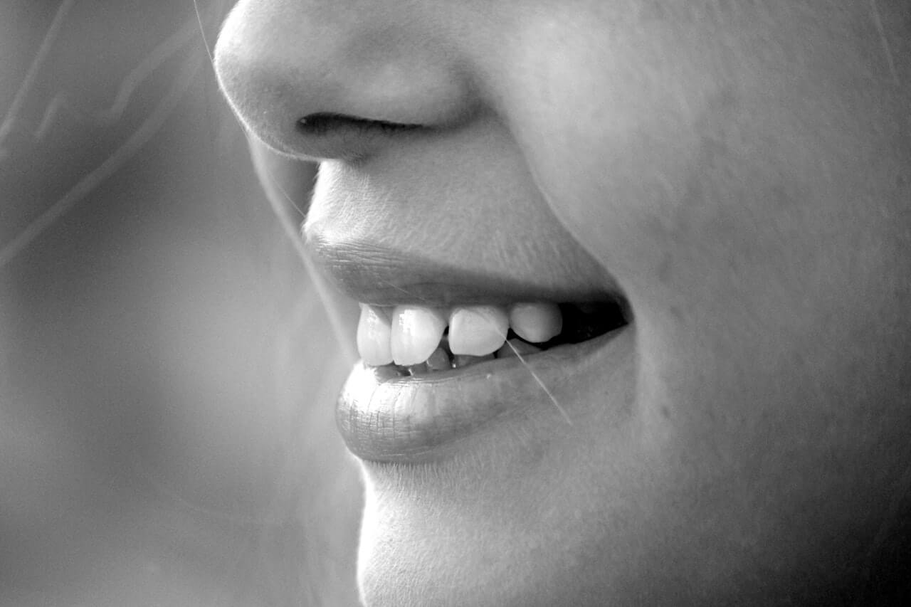 Białe plamy na zębach jak usunąć?